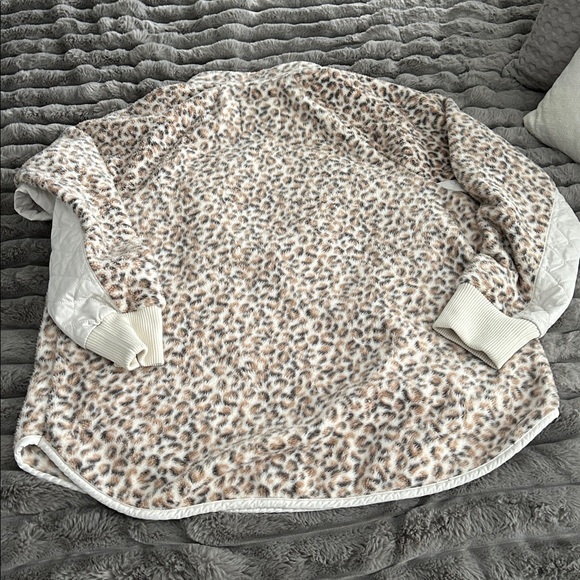 Abercrombie & Fitch Animal Print Fleece pull over - Picture 5 of 5